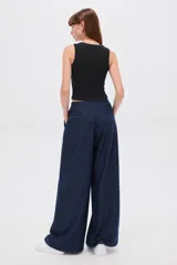 Musculosa gris melange de algodón, de corte ajustado al cuerpo y escote en V.