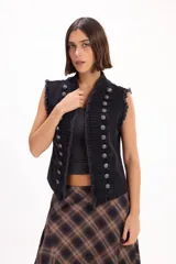 Chaleco de denim color azul claro, sin mangas, con diseño estilo militar decorado con doble botonadura metálica frontal.