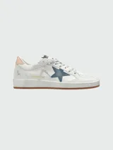 Championes Golden Goose modelo Ball Star, color blanco con estrella azul y detalles en gris y rosa.