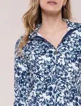 Campera liviana blanca de silueta entallada con protección solar UPF 50, cuello alto y cierre frontal completo. Cuenta con mangas largas y bolsillos laterales.