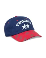 Gorra tipo dad cap azul marino con visera roja en contraste estampada con estrellas. Presenta bordado frontal en color blanco con texto y estrellas.