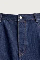 Jeans relaxed fit de tiro medio, confeccionados en denim de algodón con efecto ligeramente lavado. Presentan perneras rectas con raya de planchado, diseño de cinco bolsillos y cierre frontal con cremallera y botón.