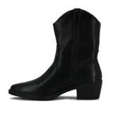 Bota tejana de caña baja color negro, con diseño bordado en la caña y en la puntera. Cuenta con taco cuadrado y punta ligeramente afinada.