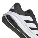 Championes Adidas Galaxy 7 M, color negro con detalles blancos y las tres tiras características de la marca en color blanco. Capellada de malla transpirable y suela de goma. Ideales para running y uso diario.