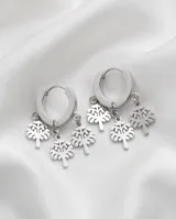 Aros tipo argolla pequeña de acero con tres dijes colgantes en forma de árbol de la vida.