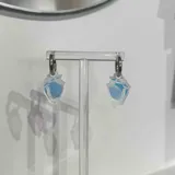Par de aros colgantes con forma de caracol color celeste y blanco, con gancho de acero quirúrgico.
