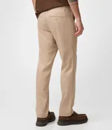 Pantalón de sastrería color gris claro, de corte recto y diseño clásico, con bolsillos laterales y trabillas para cinturón.