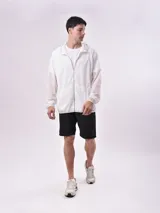 Campera gris oscuro con capucha y cierre frontal.