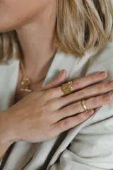 Anillo de diseño escultural y texturado, con acabado rugoso que simula una superficie montañosa o corteza.