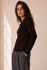 Sweater celeste melange de punto fino con cuello redondo y costuras decorativas frontales.