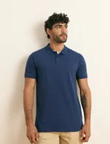 Remera polo piqué de mezcla de algodón y poliéster, color azul, de manga corta con puños acanalados, cuello camisero con cierre frontal de botones y diseño clásico.