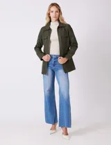 Chaqueta verde militar de eco cuero, marca Baccini, con cuello solapa, cierre frontal y bolsillos aplicados. Incluye cinto de ajuste en la cintura y forro interno a tono.