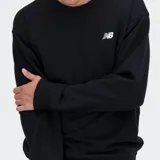 Buzo de cuello redondo New Balance, color negro, con ajuste cómodo y logo de la marca bordado en pequeño en el pecho.