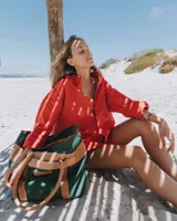 Camisa de vestir oversize color amarillo brillante, con cuello clásico y puños anchos.