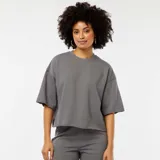 Buzo ancho gris de manga corta con nudo en la cintura.