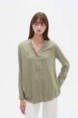 Blusa de viscosa con estampado de rayas verticales en tonos verdes y blancos, escote en V con cuello mao y manga larga.