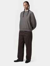 Buzo Carhartt WIP de corte boxy y calce relajado, confeccionado en algodón con interior felpado. Presenta cuello redondo, mangas largas, terminaciones acanaladas en cuello, puños y ruedo, y logo bordado en el pecho.