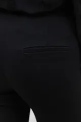 Jegging negro de tiro alto, corte ajustado y largo al tobillo.