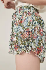 Short de tela estampada con flores y cintura elastizada.