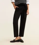 Pantalón zanahoria negro con trabillas en la cintura, pliegues y cinturón con lazo.