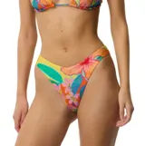 Bombacha de bikini Rip Curl modelo Bliss Hi Leg Cheeky, de tiro alto y corte cavado con diseño estampado tropical de flores y hojas en tonos multicolores.
