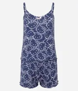 Pijama short doll de dos piezas en color azul marino con estampa integral de Hello Kitty en tono claro. Consta de una musculosa de tirantes finos con escote en V decorado con un pequeño lazo y un short con cintura elástica.