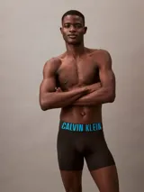 Pack de tres boxers largos Calvin Klein negros con cintura elástica con logo en azul.