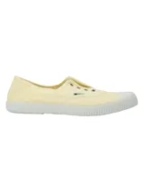 Zapatillas de lona color amarillo claro, con suela y puntera de goma blanca, ojalillos metálicos y diseño ligero sin cordones.