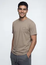 Remera de manga corta color beige, con cuello redondo y pequeño estampado circular en el pecho.