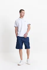 Bermuda de jean estilo cargo en color azul lavado, con bolsillos laterales con solapa y cierre de botón y bragueta. Presenta costuras reforzadas y pasacintos en la cintura.