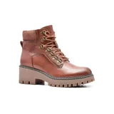 Bota de cuero color blanco con caña media, acordonada con herrajes metálicos dorados, cuello acolchado de tejido acanalado y suela track con plataforma.