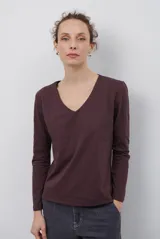 Remera de manga larga con escote en V, confeccionada en algodón de doble capa con textura suave y ajuste al cuerpo.