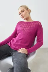 Sweater fucsia de tejido de punto con detalle de cinta calada en el canesú.