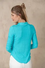 Camisa verde militar con lunares celestes, de corte clásico, manga 3/4 y cuello camisero.