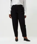 Pantalón de sastrería modelo carrot, de tiro alto y corte holgado en la cadera que se estrecha hacia el tobillo. Confeccionado en tejido estructurado con elastano, cuenta con bolsillos funcionales y cinturón fino incluido.