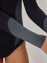Malla entera de manga larga con cierre frontal, confeccionada en combinación de tonos azul marino y azul medio, con logo de la marca estampado en el pecho.