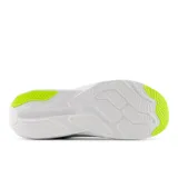 Championes New Balance 413 V3, color gris claro con detalles en gris oscuro y amarillo neón. Presentan una parte superior de malla de una sola capa para transpirabilidad, entresuela acolchada y suela de goma duradera.