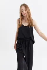 Musculosa de satén color negro, con escote redondo y corte holgado.
