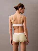 Corpiño triangular de Calvin Klein, confeccionado en tejido de algodón y modal con textura acanalada. Presenta una banda elástica inferior con el logo de la marca y tirantes ajustables.