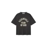 Remera oversize gris oscura de manga corta con cuello redondo y estampa frontal en color blanco con las inscripciones "Essentials" y "Fear of God".