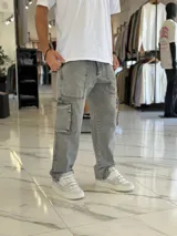 Pantalón cargo de jean color celeste, de corte oversize, con bolsillos laterales amplios en los muslos y bolsillos frontales superiores.