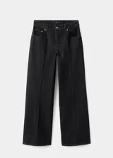 Pantalón de jean negro de tiro bajo, con diseño de pernera recta, trabillas para cinturón y clásico diseño de cinco bolsillos.
