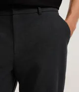 Pantalón de sastrería masculino en color beige, con corte recto, cintura elástica con trabillas para cinturón y cierre tradicional. Confeccionado en una mezcla de poliéster, viscosa y elastano.