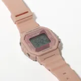 Reloj digital color rosa con correa de resina y hebilla plateada.