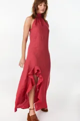 Vestido midi marrón de lino italiano, con cuello halter, sin mangas y diseño asimétrico con volados en el ruedo.