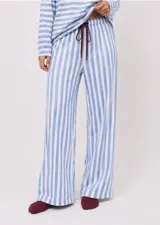 Pijama set compuesto por remera de manga larga y pantalón a rayas celestes y blancas con detalles en color bordo.