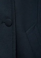 Abrigo de corte recto y diseño de doble botonadura en color azul marino. Presenta cuello con solapas de muesca, manga larga y dos bolsillos laterales de ribete. Incluye forro interior.