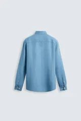 Camisa de corte regular fit confeccionada en tejido de lino, con cuello solapa, manga larga con puños abotonados y cierre frontal de botones.
