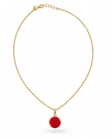 Collar corto de cadena fina dorada en acero de alta calidad, con un dije colgante circular esmaltado en color rojo.