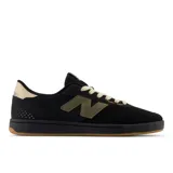 Championes New Balance Numeric 440, color negro con detalles en verde militar y suela de goma marrón. Confeccionados en gamuza y materiales sintéticos, con la clásica "N" lateral en verde militar y cordones en tono crudo.